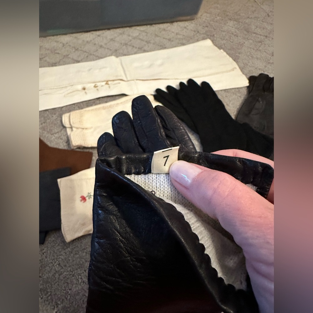Vintage set of hand stitched leather and suede gloves. Size 6-7. - Picture 7 of 10